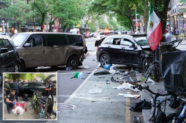 O suposto motorista bêbado que matou 2 pessoas em um Um policial cuida de um homem de agasalho vermelho e branco deitado na calçada ao lado de um SUV preto danificado e de bicicletas, cercado por outros policiais e curiosos.