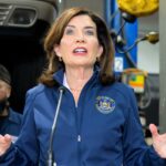 A governadora do estado de Nova York, Kathy Hochul, falando sobre custos de seguro automóvel.
