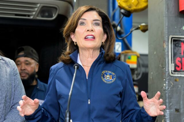 O tão adiado orçamento de US$ 269 bilhões de Nova A governadora do estado de Nova York, Kathy Hochul, falando sobre custos de seguro automóvel.