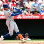 Mark Vientos, do New York Mets, fazendo um home run.