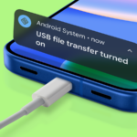 Dois smartphones Google Pixel com um ícone central de transferência de arquivos e setas indicando migração de dados.