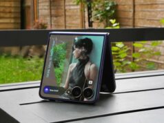 O vazamento do Galaxy Z Flip 8 da Samsung resolveu a coisa mais irritante sobre os dobráveis Dobradiça do Galaxy Z Flip 7 exibida contra a neve