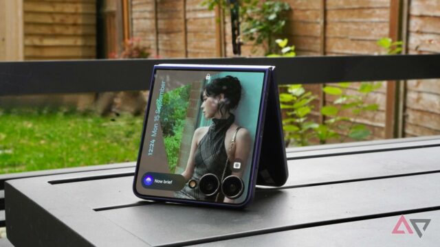 Dobradiça do Galaxy Z Flip 7 exibida contra a neve