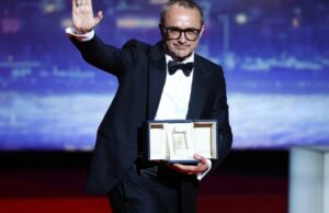 O vencedor do Grande Prêmio de Cannes, Andrey Zvyagintsev, usa discurso de aceitação para se dirigir a Putin: ‘Ponha um fim a esta carnificina’ O vencedor do Grande Prêmio de Cannes, Andrey Zvyagintsev, usa discurso de aceitação para se dirigir a Putin: 'Ponha um fim a esta carnificina'