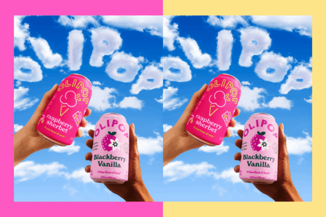Duas mãos seguram latas de refrigerante Olipop contra um céu azul com nuvens soletrando 