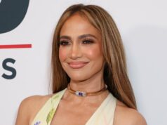 O vestido de verão fluido de Jennifer Lopez superou sua bolsa Birkin de US $ 40.000 Anne Hathaway