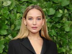 O vestido maxi preto de Jennifer Lawrence é tão emagrecedor, graças a um detalhe Kate Middleton