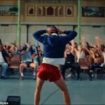 Harry Styles lançou o videoclipe de seu novo single Dance No More e a oferta sexy deixou sua base de fãs leais à loucura graças aos seus movimentos de corrida