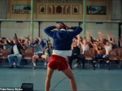 O videoclipe mais sexy de Harry Styles de todos os tempos: Singer empurra, tira a roupa e faz dançarinos rastejando em sua direção no visual de Dance No More – e o pai da noiva Zoe Kravitz aprova! Harry Styles lançou o videoclipe de seu novo single Dance No More e a oferta sexy deixou sua base de fãs leais à loucura graças aos seus movimentos de corrida