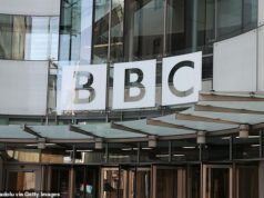 O violento apresentador da BBC quebrou o pulso de sua colega em um ataque ‘silenciado pelos chefes’: a corporação enfrenta novas alegações de encobrimento após os escândalos de Scott Mills e Huw Edwards Sede da BBC na Broadcasting House. O Mail on Sunday entende que os chefes da emissora foram informados da agressão violenta de uma colega, mas não denunciaram à polícia, nem tomaram qualquer ação disciplinar contra o funcionário de alto nível