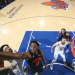 OG Anunoby sobe para o rebote durante o jogo contra o Cleveland Cavaliers durante o jogo 2 das finais da Conferência Leste da NBA em 21 de maio de 2026 no Madison Square Garden em Nova York, Nova York.
