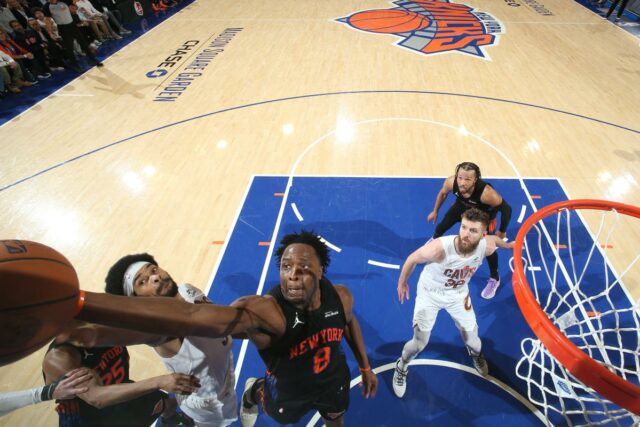 OG Anunoby sobe para o rebote durante o jogo contra o Cleveland Cavaliers durante o jogo 2 das finais da Conferência Leste da NBA em 21 de maio de 2026 no Madison Square Garden em Nova York, Nova York. 