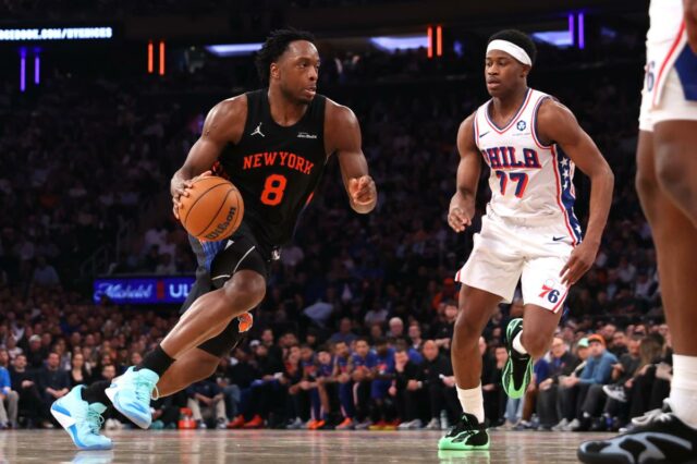 OG Anunoby listado como provável para o Jogo 1, com O jogador do New York Knicks, Og Anunoby, dirige até a cesta enquanto é defendido pelo jogador do Philadelphia 76ers, Vj Edgecombe.