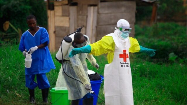 OMS declara surto de Ébola na África Central uma emergência de saúde pública após 80 mortes suspeitas

