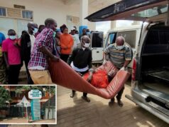 OMS soa alarme global sobre cepa “extraordinária” de Ebola que se espalha pela África Central Pessoas carregam um paciente em uma maca até uma ambulância enquanto outros observam do lado de fora de um prédio com um