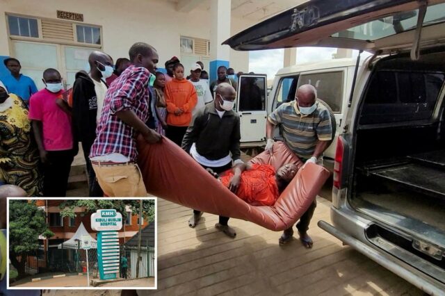 OMS soa alarme global sobre cepa “extraordinária” de Ebola que Pessoas carregam um paciente em uma maca até uma ambulância enquanto outros observam do lado de fora de um prédio com um