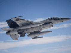 OTAN embaralha jatos de combate enquanto drones russos violam o espaço aéreo Photo from October 4, 2024 shows a Romanian Air Force F-16 fighter jet waiting for an aerial refuelling, while they participate in the
