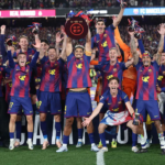 Observado pelo seu treinador em luto, o Barcelona mantém o título da liga espanhola ao derrotar