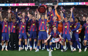 Observado pelo seu treinador em luto, o Barcelona mantém o título da liga espanhola ao derrotar Observado pelo seu treinador em luto, o Barcelona mantém o título da liga espanhola ao derrotar