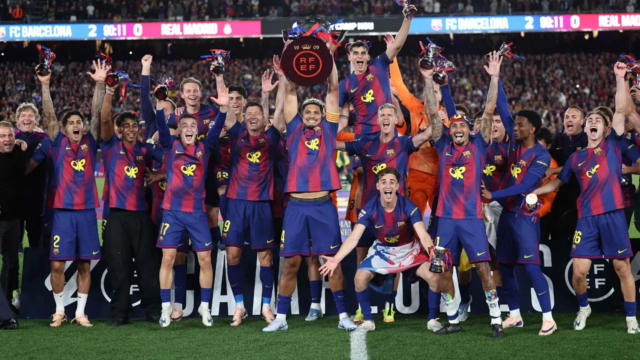 Observado pelo seu treinador em luto, o Barcelona mantém o título da liga espanhola ao derrotar
