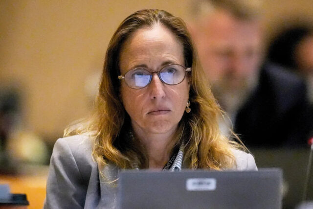 Oficial da FDA que examinou injeções e antidepressivos COVID foi divulgado na última mudança
