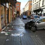 Sangue é visto próximo a um carro destruído em uma rua de Modena, Itália.