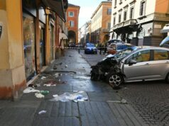 Oito feridos, quatro gravemente, quando carro atropela pedestres em cidade italiana Sangue é visto próximo a um carro destruído em uma rua de Modena, Itália.
