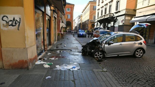 Oito feridos, quatro gravemente, quando carro atropela pedestres em cidade Sangue é visto próximo a um carro destruído em uma rua de Modena, Itália.
