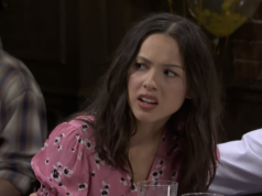 Olivia Rodrigo tenta deixar o ex com ciúmes nesta esquete do SNL Mulher com vestido floral rosa