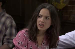 Olivia Rodrigo tenta deixar o ex com ciúmes nesta esquete do SNL Mulher com vestido floral rosa