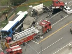 Ônibus, caminhão e carro colidem em Santa Clarita, deixando 13 feridos Ônibus, caminhão e carro colidem em Santa Clarita, deixando 13 feridos