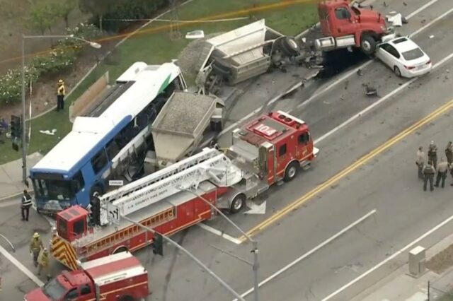 Ônibus, caminhão e carro colidem em Santa Clarita, deixando 13 feridos
