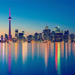 Horizonte de Toronto à noite com a Torre CN e a orla iluminada do centro da cidade refletida no panorama da paisagem urbana do Lago Ontário, Canadá. Ontário lança sistema centralizado de autoexclusão de jogos de azar cobrindo todos os operadores de jogos regulamentados
