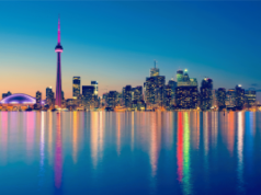 Ontário lança sistema centralizado de autoexclusão de jogos de azar cobrindo todos os operadores de jogos regulamentados Horizonte de Toronto à noite com a Torre CN e a orla iluminada do centro da cidade refletida no panorama da paisagem urbana do Lago Ontário, Canadá. Ontário lança sistema centralizado de autoexclusão de jogos de azar cobrindo todos os operadores de jogos regulamentados