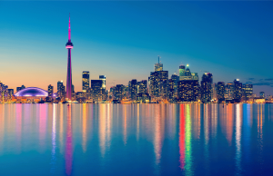 Ontário lança sistema centralizado de autoexclusão de jogos de azar cobrindo todos os operadores de jogos regulamentados Horizonte de Toronto à noite com a Torre CN e a orla iluminada do centro da cidade refletida no panorama da paisagem urbana do Lago Ontário, Canadá. Ontário lança sistema centralizado de autoexclusão de jogos de azar cobrindo todos os operadores de jogos regulamentados