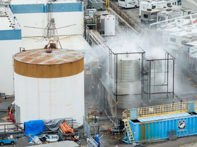 Orange County emite novo mapa de evacuação quando a ameaça Water is sprayed on a damaged tank at GKN Aerospace in Garden Grove, Calif., on Sunday, May 24, 2026, after the tank containing a chemical used to make plastic parts overheated Thursday.