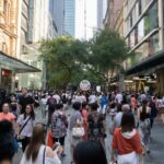 pessoas andando na movimentada área de varejo da Pitt Street, em Sydney, durante as vendas do Boxing Day