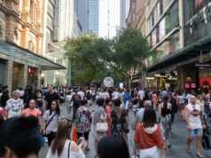 Orçamento revela salto chocante na imigração pessoas andando na movimentada área de varejo da Pitt Street, em Sydney, durante as vendas do Boxing Day