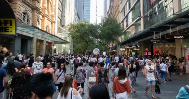 pessoas andando na movimentada área de varejo da Pitt Street, em Sydney, durante as vendas do Boxing Day