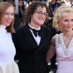 Orgasmos, assassinatos ultrajantes e Gillian Anderson e Hannah Einbinder encharcadas de sangue: 'Camp Miasma' confunde Cannes e ganha ovação de 6 minutos