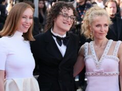Orgasmos, assassinatos ultrajantes e Gillian Anderson e Hannah Einbinder encharcadas de sangue: ‘Camp Miasma’ confunde Cannes e ganha ovação de 6 minutos Orgasmos, assassinatos ultrajantes e Gillian Anderson e Hannah Einbinder encharcadas de sangue: 'Camp Miasma' confunde Cannes e ganha ovação de 6 minutos