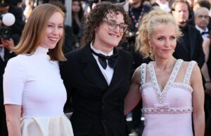 Orgasmos, assassinatos ultrajantes e Gillian Anderson e Hannah Einbinder encharcadas de sangue: ‘Camp Miasma’ confunde Cannes e ganha ovação de 6 minutos Orgasmos, assassinatos ultrajantes e Gillian Anderson e Hannah Einbinder encharcadas de sangue: 'Camp Miasma' confunde Cannes e ganha ovação de 6 minutos
