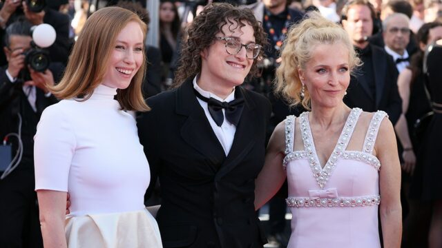Orgasmos, assassinatos ultrajantes e Gillian Anderson e Hannah Einbinder encharcadas de sangue: 'Camp Miasma' confunde Cannes e ganha ovação de 6 minutos
