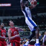 Marvin Jones, do Meralco Bolts, marca em uma enterrada enquanto Barangay Ginebra Gin Kings observa durante um jogo na PBA Commissioner's Cup de 2026