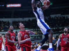 Os Bolts têm facilidade para conquistar um lugar entre os quatro primeiros para o bônus dos playoffs Marvin Jones, do Meralco Bolts, marca em uma enterrada enquanto Barangay Ginebra Gin Kings observa durante um jogo na PBA Commissioner's Cup de 2026