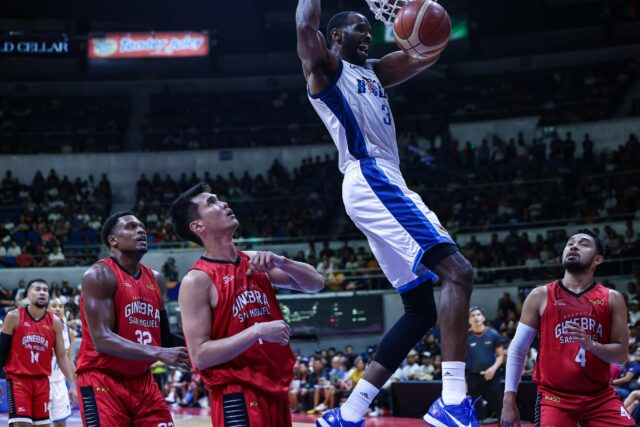 Marvin Jones, do Meralco Bolts, marca em uma enterrada enquanto Barangay Ginebra Gin Kings observa durante um jogo na PBA Commissioner's Cup de 2026