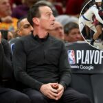 O técnico do Cleveland Cavaliers, Kenny Atkinson, assiste do banco durante o terceiro jogo das finais da Conferência Leste da NBA.