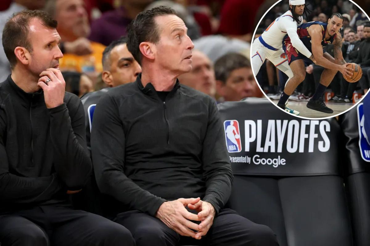 O técnico do Cleveland Cavaliers, Kenny Atkinson, assiste do banco durante o terceiro jogo das finais da Conferência Leste da NBA.