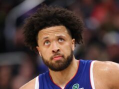 Os Detroit Pistons estão falhando, Cade Cunningham Detroit Pistons stars Tobias Harris slaps hands with Cade Cunningham during 2026 NBA Playoffs