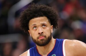 Os Detroit Pistons estão falhando, Cade Cunningham Detroit Pistons stars Tobias Harris slaps hands with Cade Cunningham during 2026 NBA Playoffs